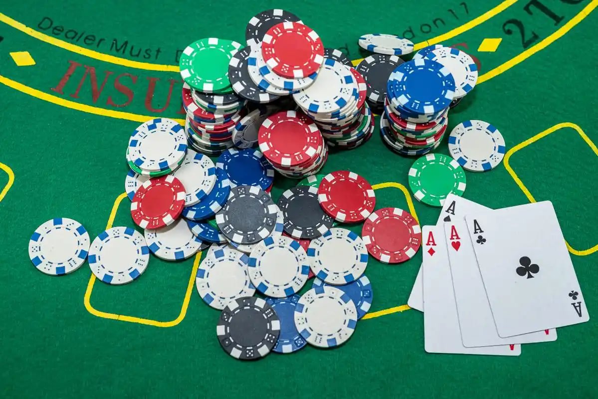 Studio dealer langsung roulette iwantoto dengan roda dan meja profesional